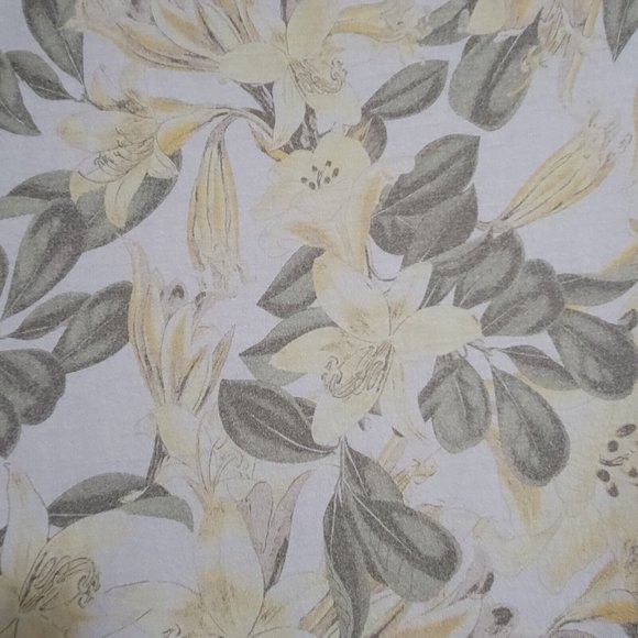 Chico's Size 3 Muted Yellow Floral Print V-Neck Hi-Lo Short Sleeve Knit Top - Picture 4 of 6